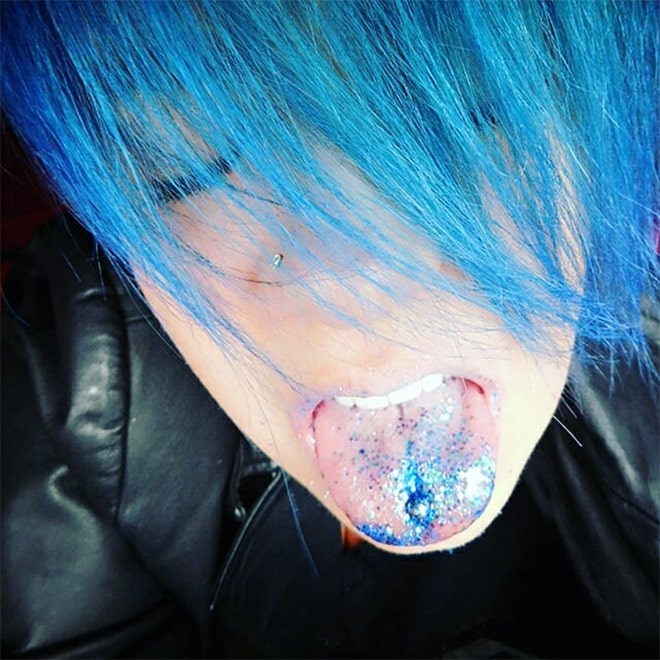 девушка с синими волосами