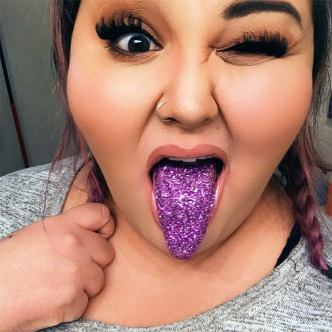 девушка с фиолетовым языком