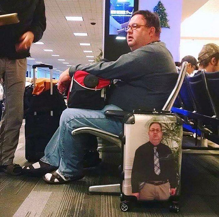 мужчина с чемоданом в аэропорту