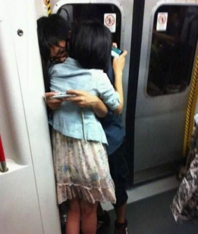пара в метро