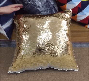 подушка с золотыми пайетками