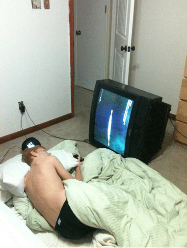 парень лежит перед телевизором