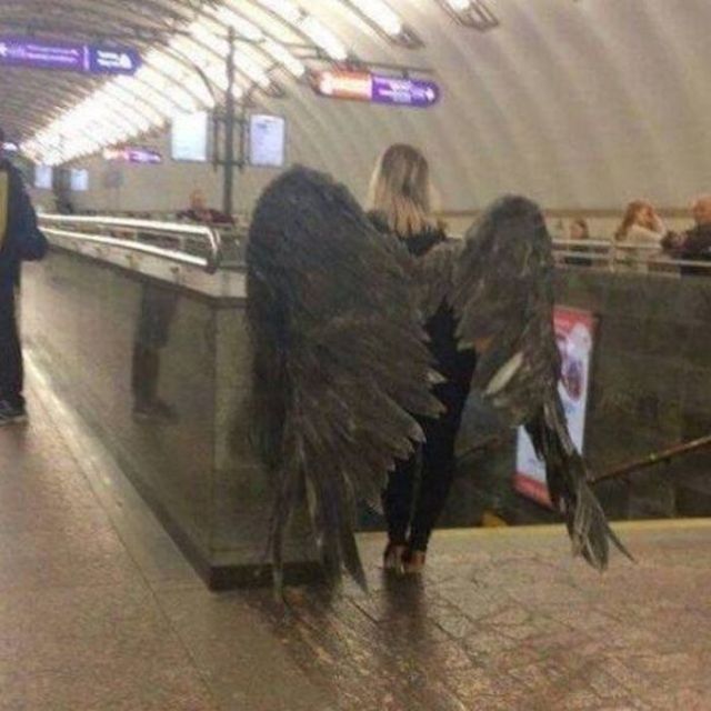 девушка с крыльями