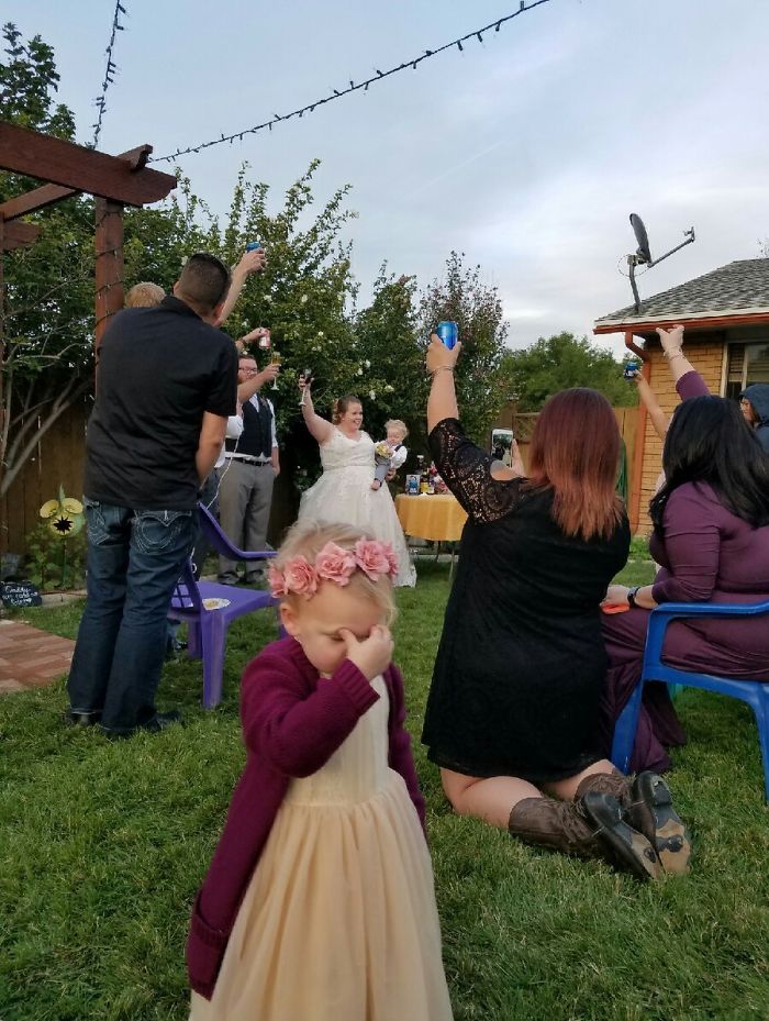 маленькая девочка на свадьбе