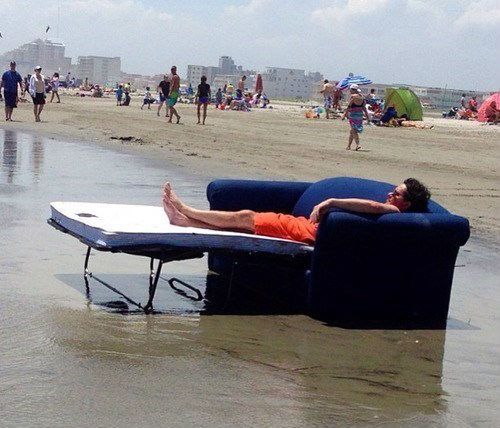 мужчина на диване на море