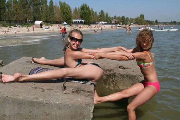 девушки позируют на пляже
