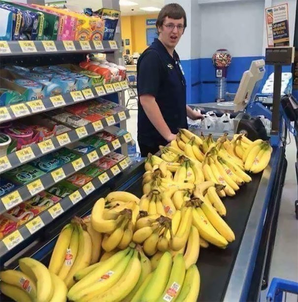 гора бананов в супермаркете