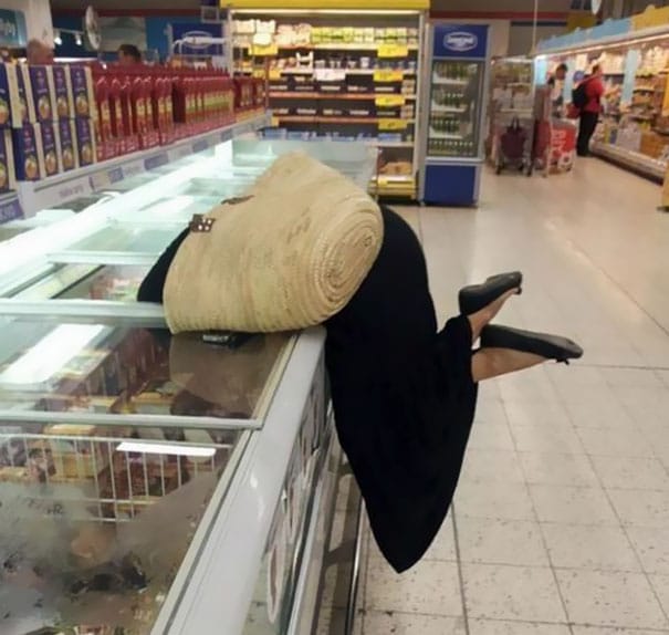 женщина в морозильной камере в супермаркете