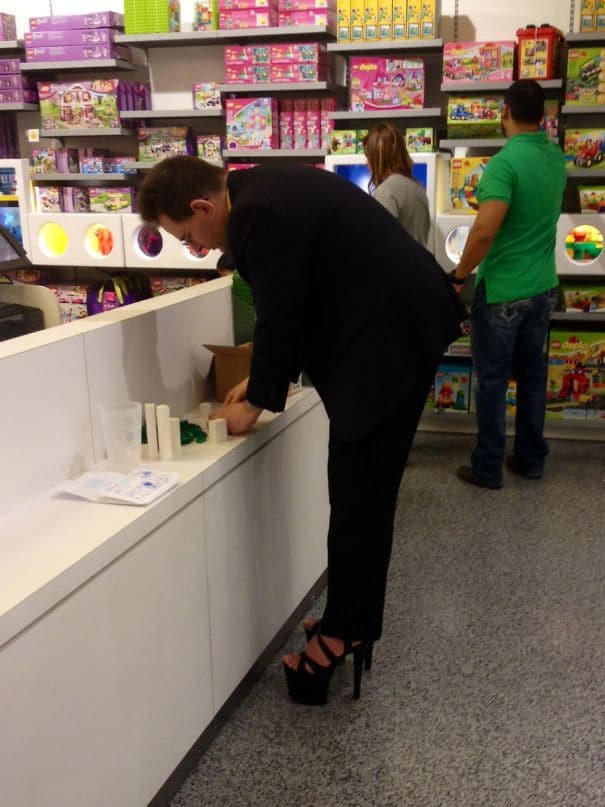 мужчина на высоких каблуках в супермаркете