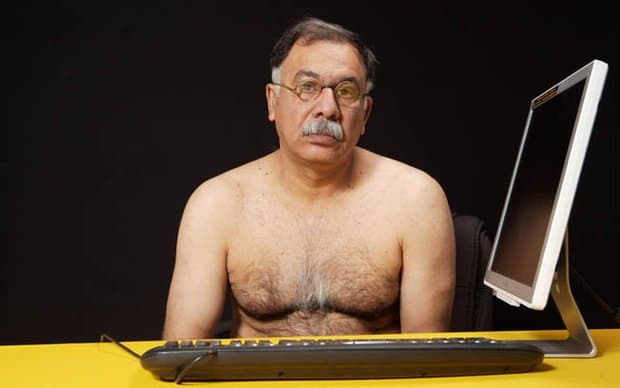голый мужчина перед компьютером
