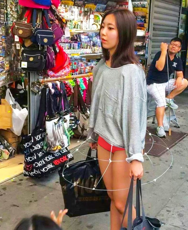 девушка китаянка на рынке