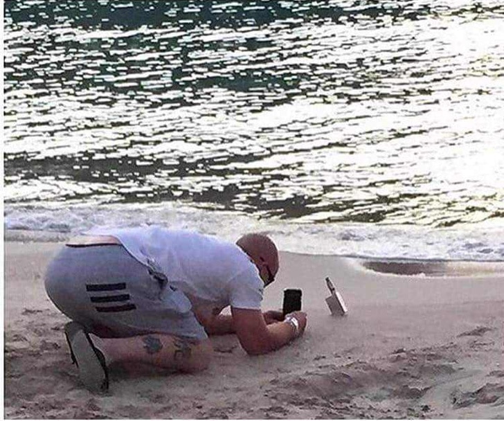 парень делает фото на пляже