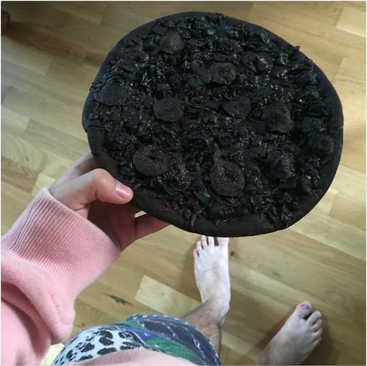 сгоревшая пицца