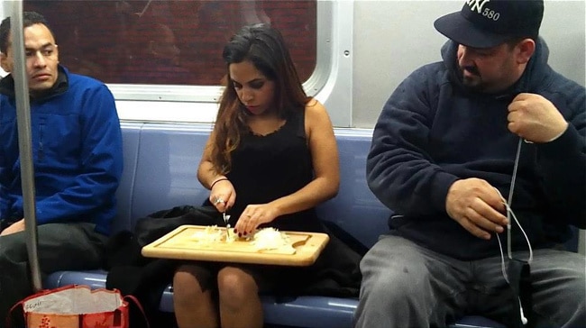 девушка готовит еду в метро
