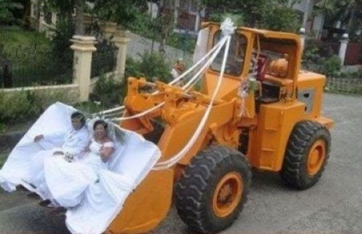жених и невеста в ковше экскаватора