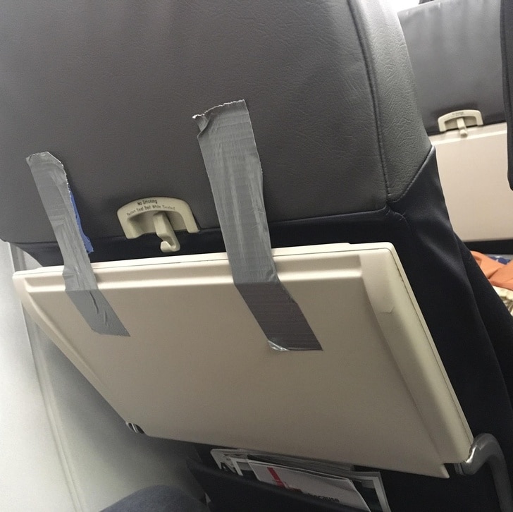 стол в самолете