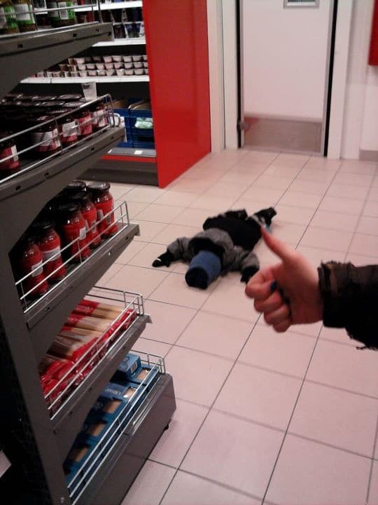 ребенок лежит на полу в магазине