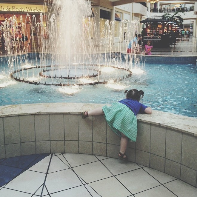 девочка лезет в фонтан в тц