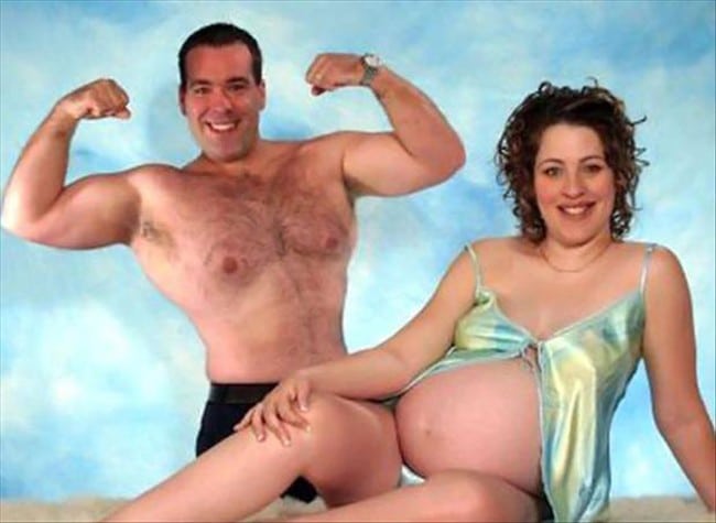 забавное фото мужа и беременной жены