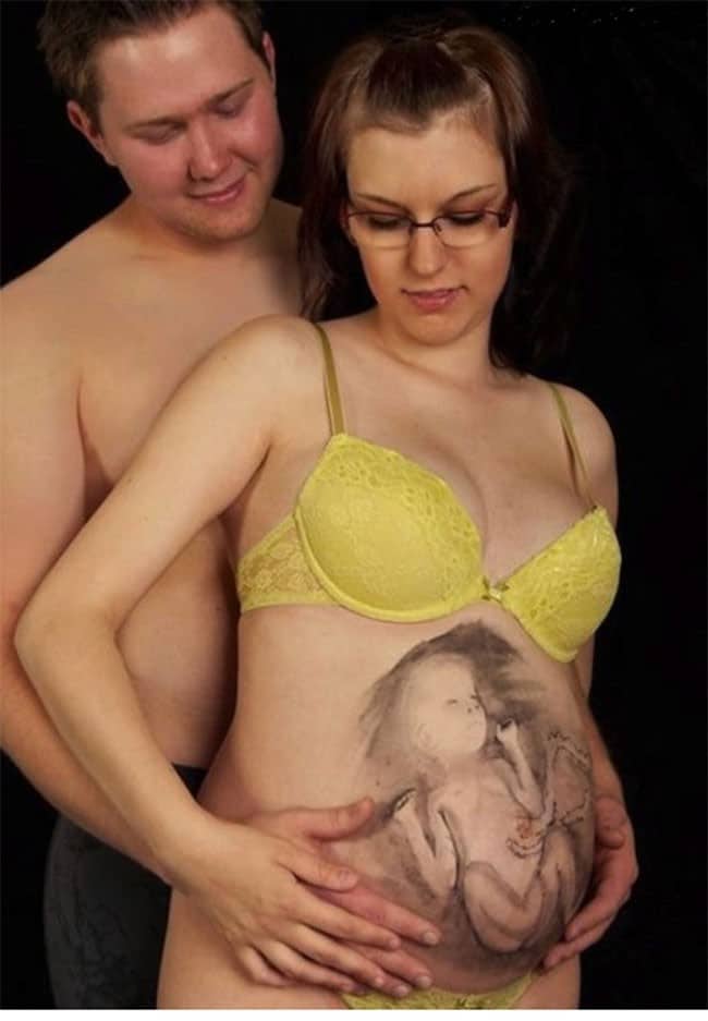 муж и беременная жена с разрисованным животом