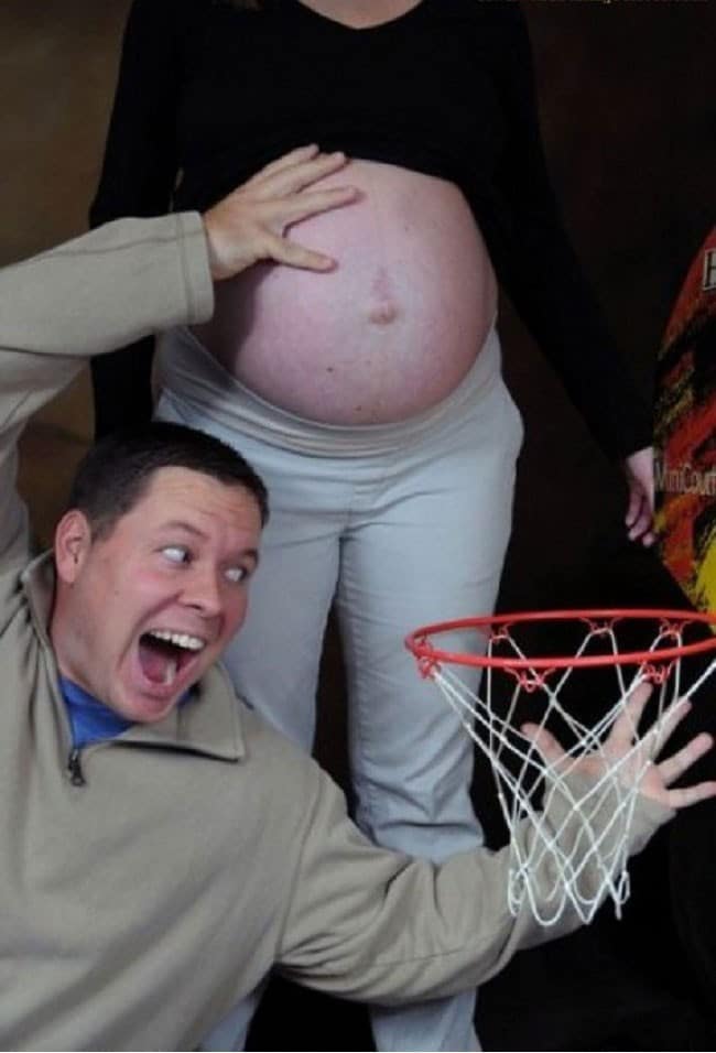 муж шутит над беременной женой