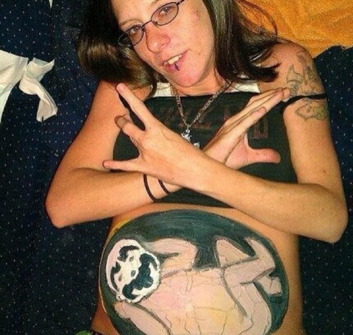 беременная женщина с разрисованным животом