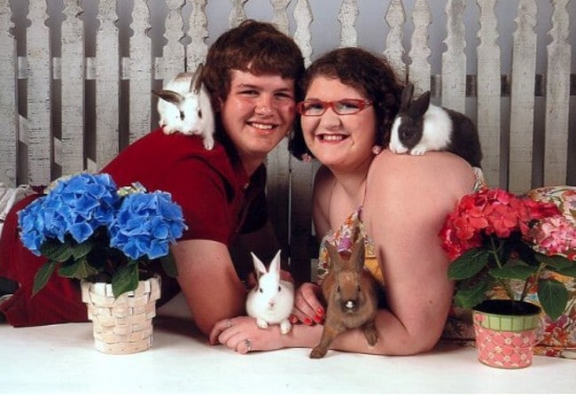 пара с кроликами и цветами