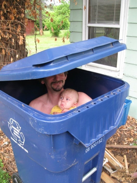 папа и ребёнок в мусорном баке