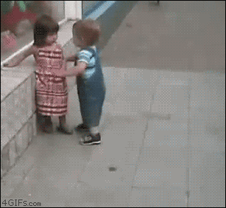 мальчик обнимает девочку