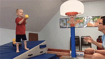 мальчик играет с папой в баскетбол