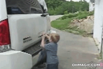 мальчик открывает багажник машины