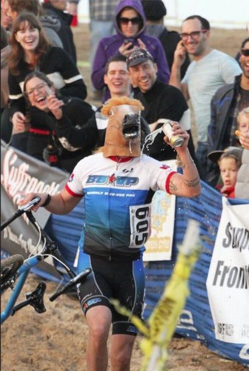 велосипедист с лошадиной маской на лице