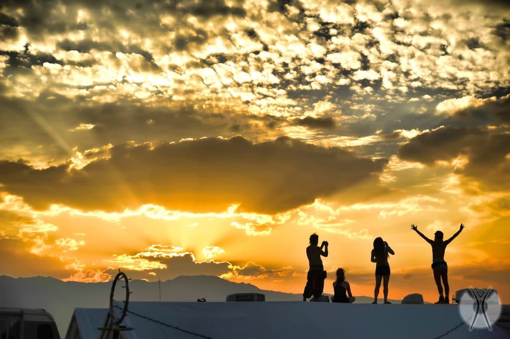 люди встречают рассвет на Burning Man