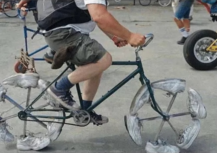 мужчина на велосипеде