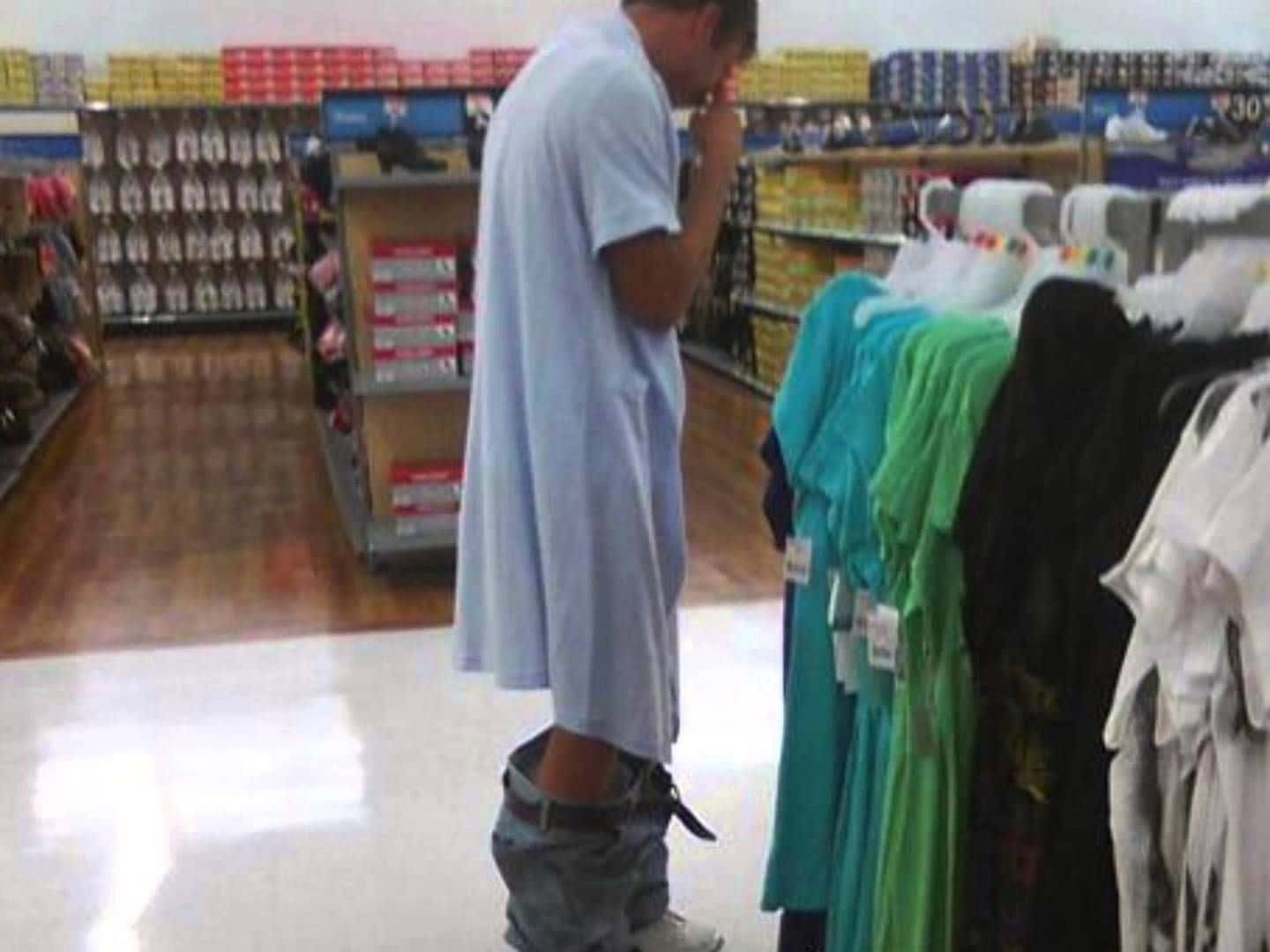 мужчина со спущенными штанами в супермаркете
