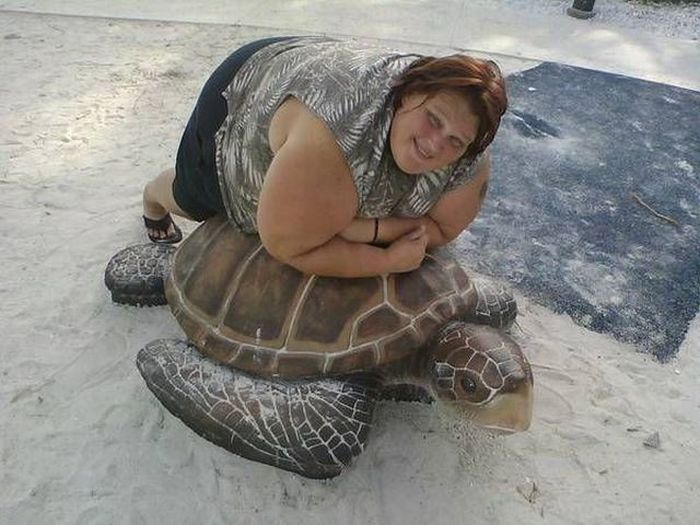 полная женщина лежит на черепахе