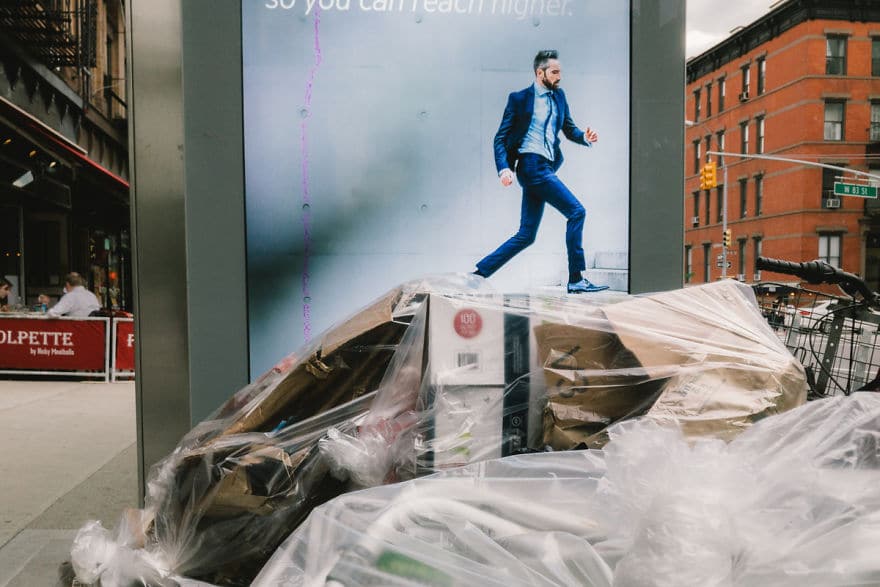 реклама с парнем на фоне мусора