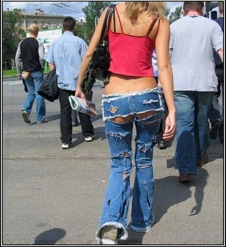 девушка в рваных джинсах