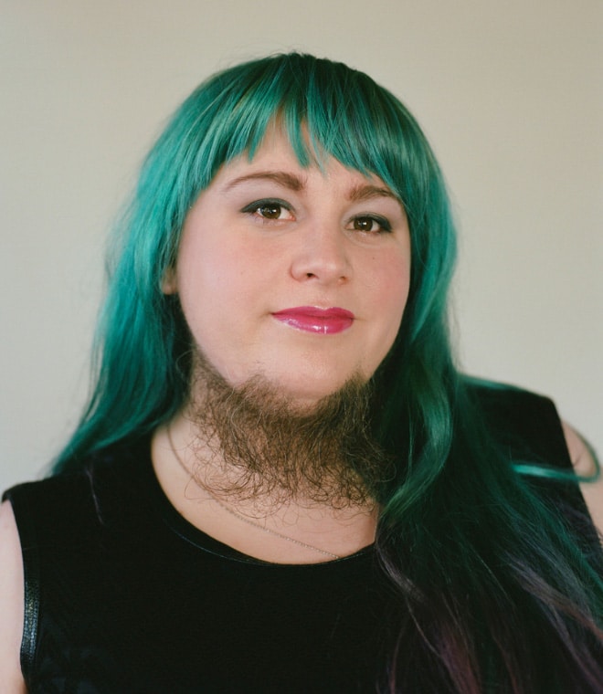 бородатая девушка с зелеными волосами