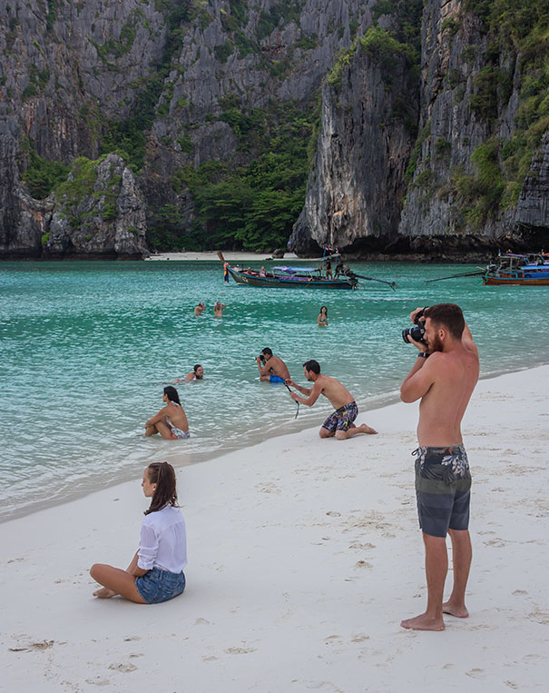 парни фотографируют девушек на пляже