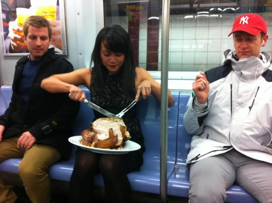 девушка в метро режет курицу
