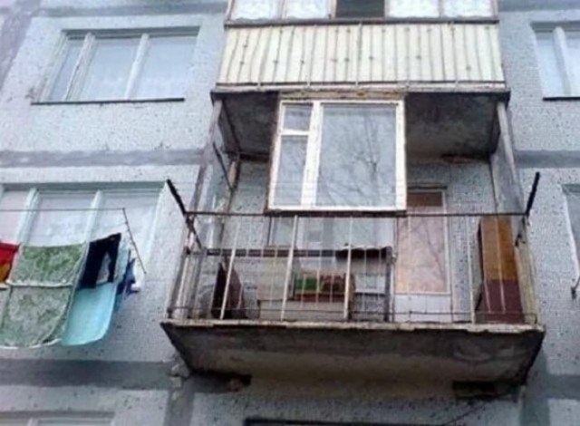 на балконе одно окно