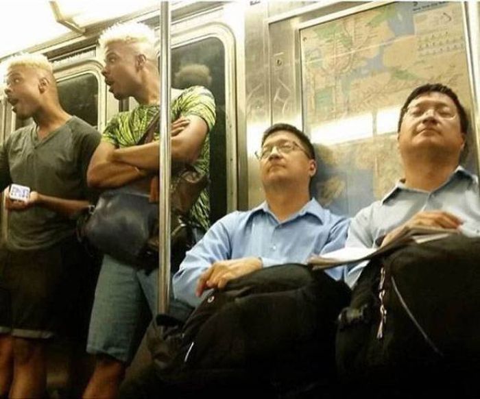 одинаковые мужчины в метро