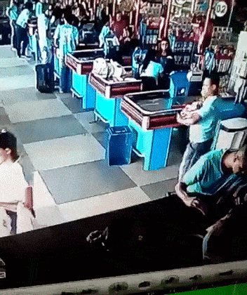 парень ловит продукты в супермаркете