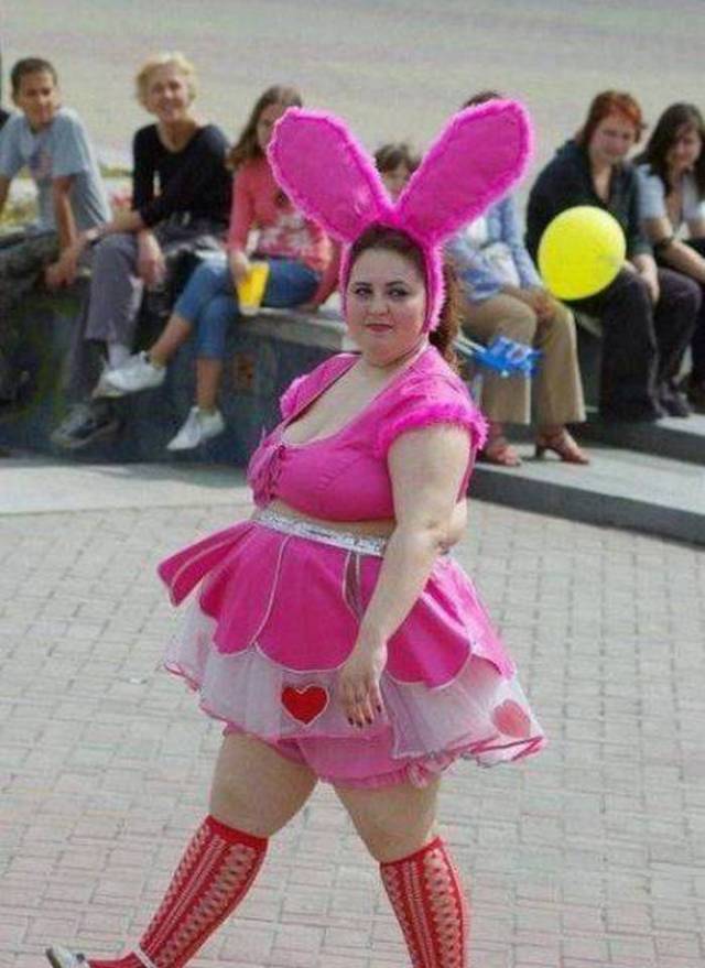женщина в розовом костюме кролика