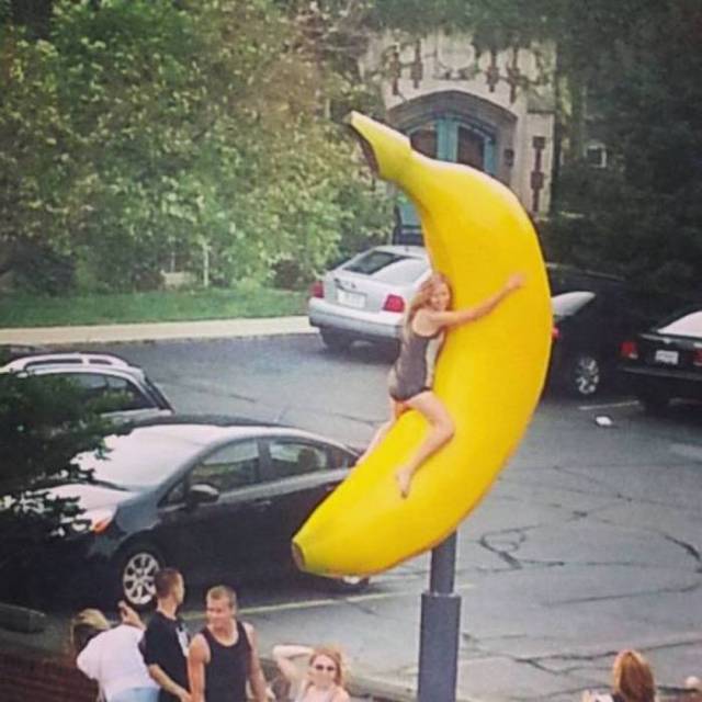 девушка сидит на банане