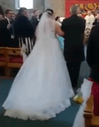 мальчик прыгает на платье невесты