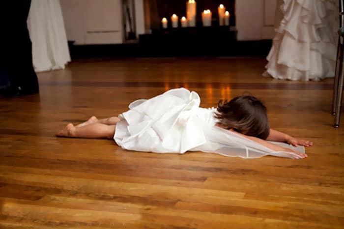 девочка лежит на полу