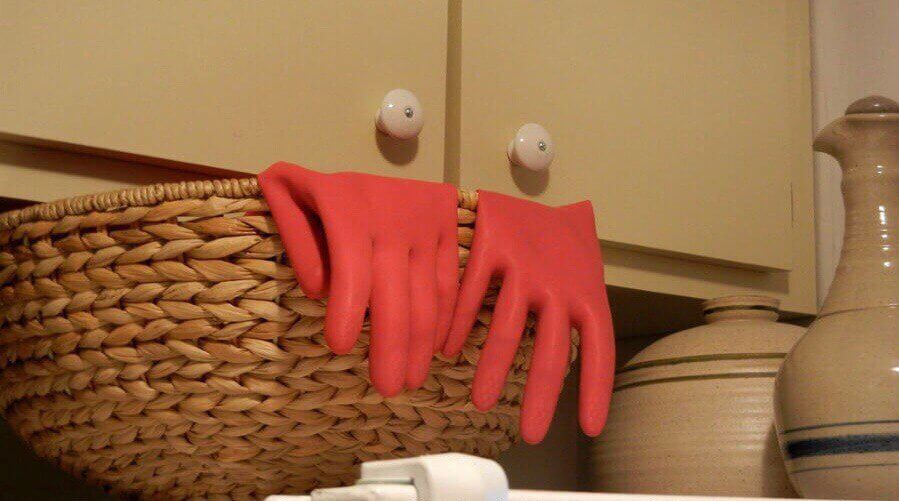 шкафчик и перчатки