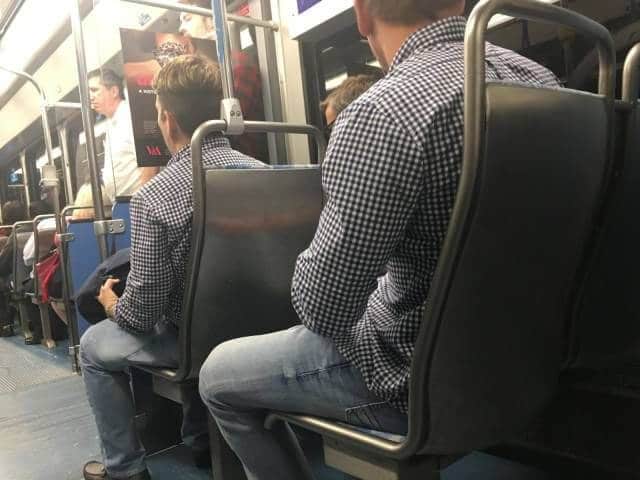 мужчины в одинаковых рубашках